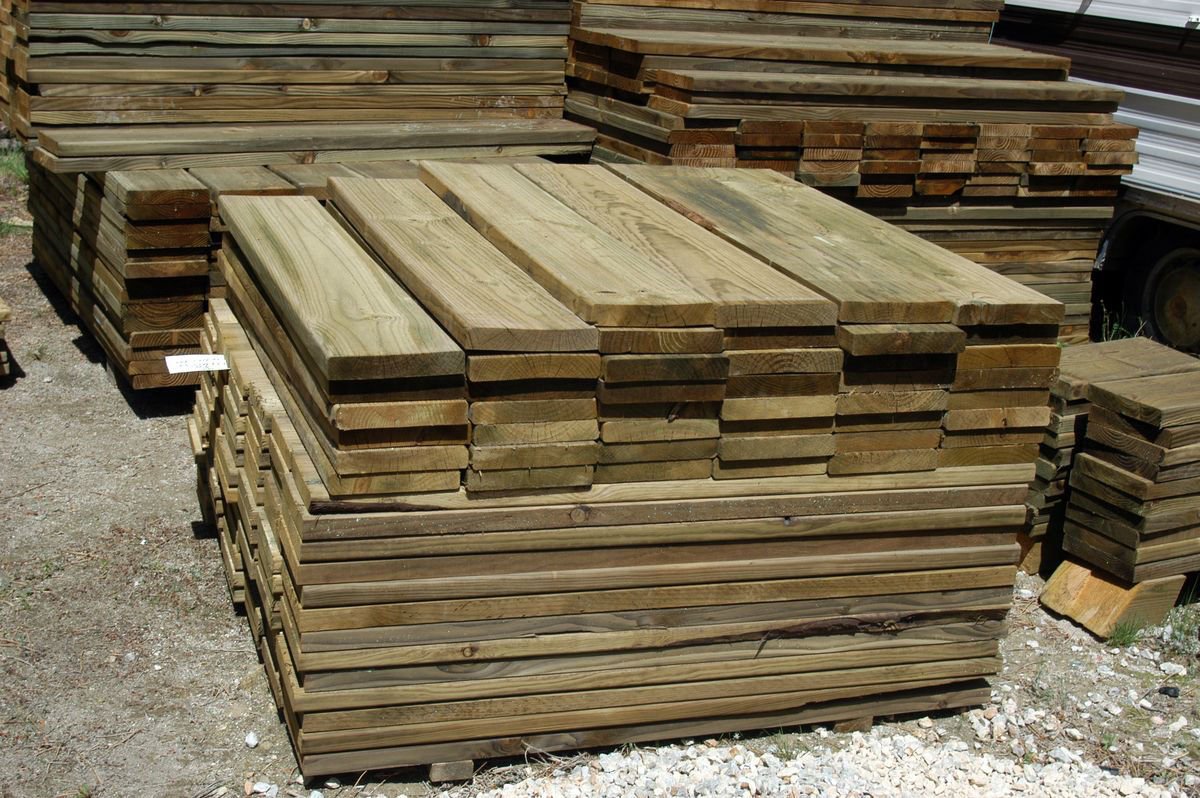 Madera autoclave apilada