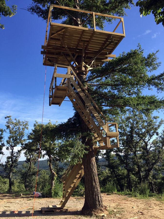 Plataforma y escaleras para tirolina