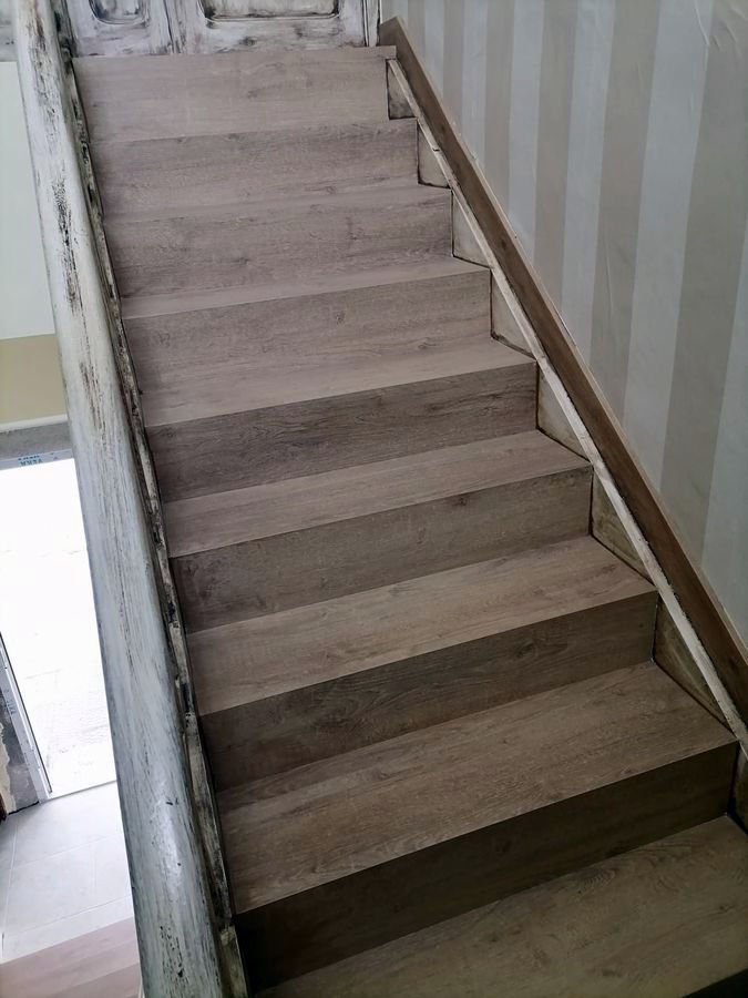 Escalera forrada de laminado
