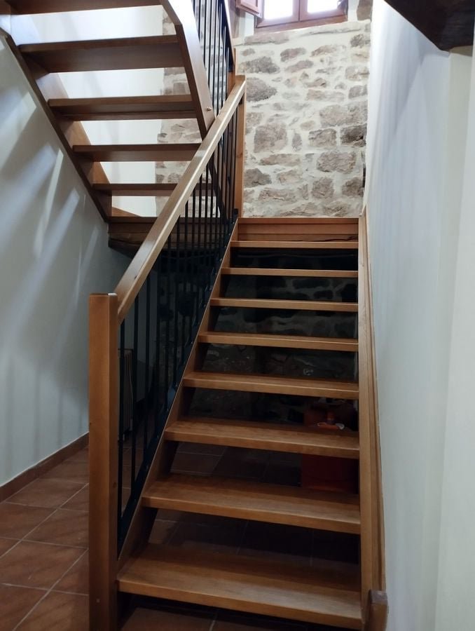 Escalera de madera y balaustre en hierro