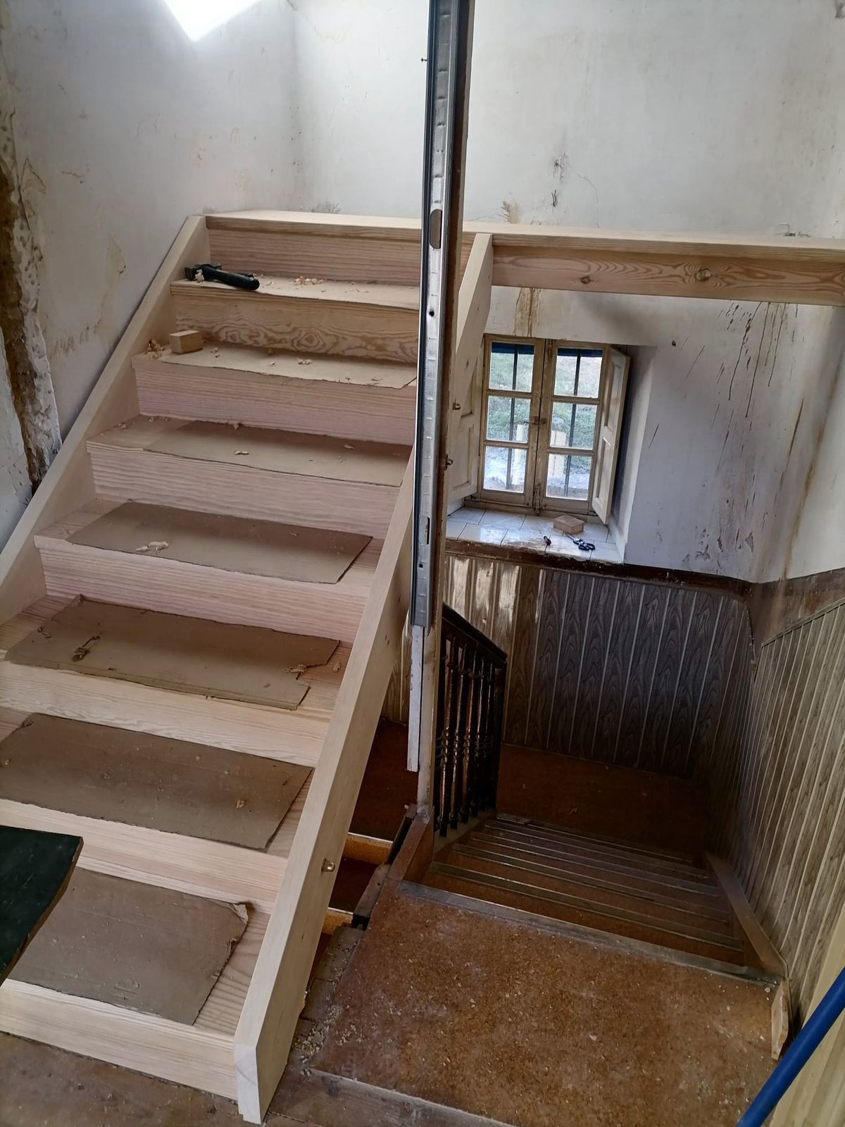 Montaje de escalera de madera