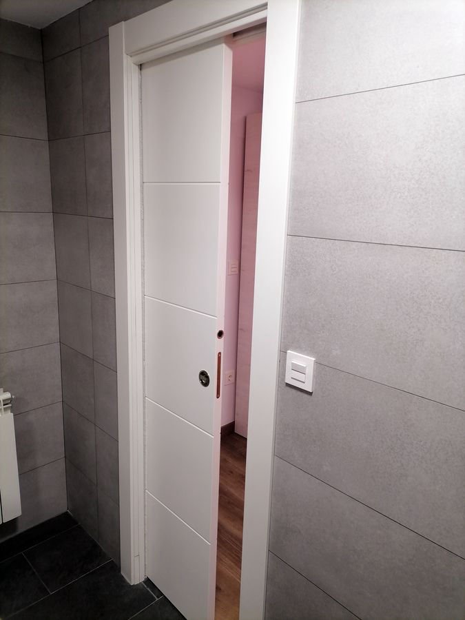 Puerta corredera blanca